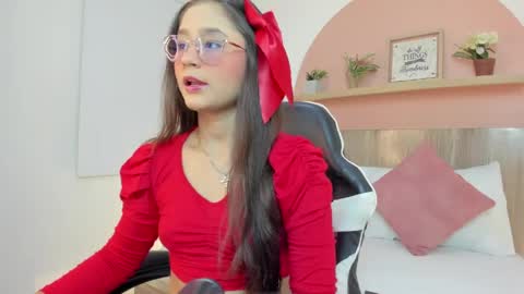 Snapshot of ivette_swan chatting on 04/17/26, 07:39 I V E T T E online show from 04/17/26, 07:39