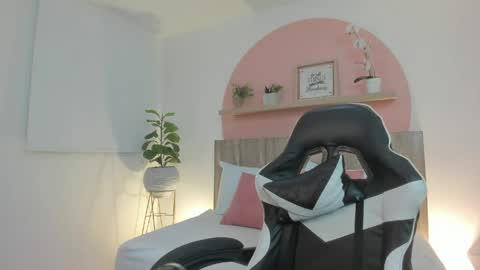 Snapshot of ivette_swan chatting on 05/20/26, 08:04 I V E T T E online show from 05/20/26, 08:04