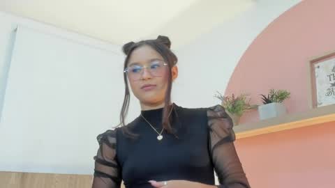 Snapshot of ivette_swan chatting on 05/21/26, 08:49 I V E T T E online show from 05/21/26, 08:49