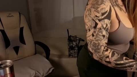 IVY - Follow me 3 online show from 10/21/25, 10:27