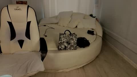 IVY - Follow me 3 online show from 10/29/25, 09:33