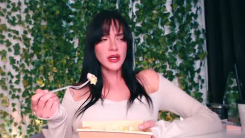 Snapshot of ivyjonson chatting on 12/13/24, 05:00 Miss Ivy online show from 12/13/24, 05:00