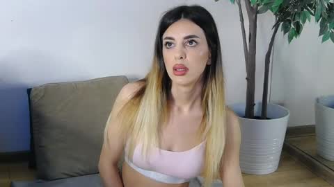 Snapshot of ivylustt chatting on 05/22/26, 05:47 IvyLustt online show from 05/22/26, 05:47
