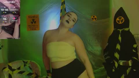 Snapshot of iwi_wi_wi chatting on 10/31/25, 08:54 Daisy online show from 10/31/25, 08:54