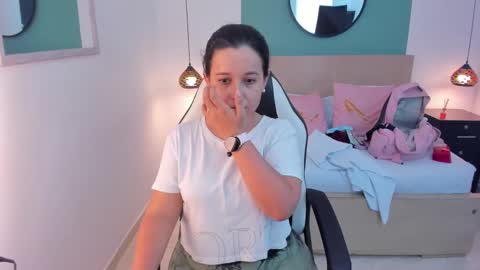 Snapshot of izaro_22 chatting on 12/06/24, 07:23 Iza online show from 12/06/24, 07:23