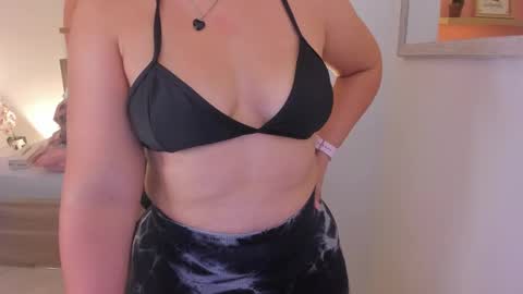 Snapshot of izaro_22 chatting on 02/12/25, 02:03 Iza online show from 02/12/25, 02:03