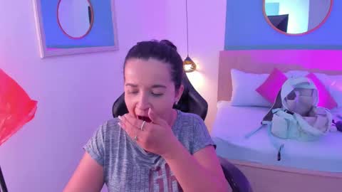 Snapshot of izaro_22 chatting on 09/10/25, 02:33 Iza online show from 09/10/25, 02:33