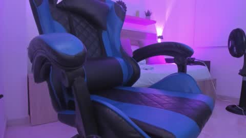 Snapshot of izaro_22 chatting on 11/14/25, 01:21 Iza online show from 11/14/25, 01:21