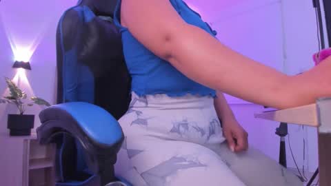 Snapshot of izaro_22 chatting on 11/29/25, 03:09 Iza online show from 11/29/25, 03:09