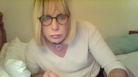 Snapshot of izzy_mchoney chatting on 09/10/25, 12:43 izzy_mchoney online show from 09/10/25, 12:43