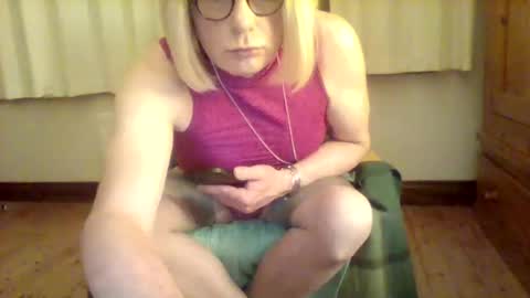 Snapshot of izzy_mchoney chatting on 05/16/26, 12:40 izzy_mchoney online show from 05/16/26, 12:40