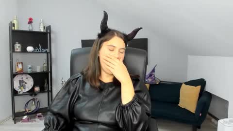 Izzy online show from 10/31/25, 09:16