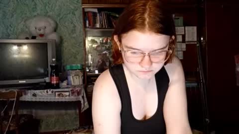 Snapshot of jackelyndubitsky chatting on 10/26/25, 02:12 I am Vanessa Help me reach 10 Thumbs Up online show from 10/26/25, 02:12