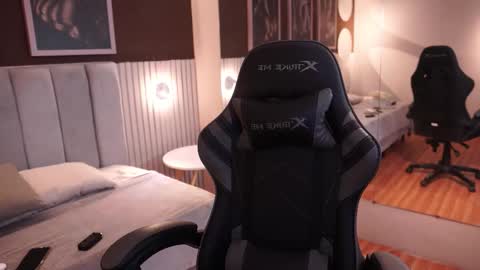 Snapshot of jacksonbell9 chatting on 10/01/25, 12:44 Jackson Bell online show from 10/01/25, 12:44