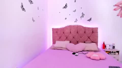 Snapshot of jade__weed chatting on 10/21/25, 12:00 online show from 10/21/25, 12:00