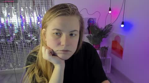 Snapshot of jade_soft chatting on 12/15/24, 01:43 Jade online show from 12/15/24, 01:43