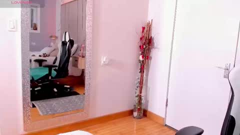 Snapshot of jadeh_williams02 chatting on 11/25/25, 01:00 Jadeh online show from 11/25/25, 01:00