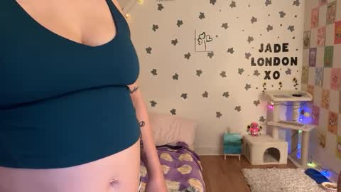 Snapshot of jadelondonxo chatting on 03/11/25, 01:48 Jade online show from 03/11/25, 01:48