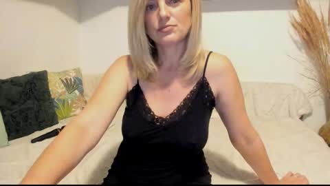 elena online show from 11/12/25, 02:45