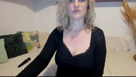 elena online show from 11/19/25, 02:44