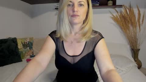 elena online show from 03/25/26, 02:39