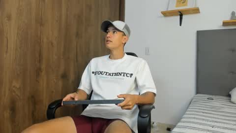 Snapshot of jake_shadow14 chatting on 09/21/25, 03:46 Hi guys im new 3 online show from 09/21/25, 03:46