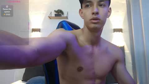 Snapshot of jake_shadow14 chatting on 10/18/25, 09:48 Hi guys im new 3 online show from 10/18/25, 09:48