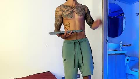 Snapshot of jakee_brown chatting on 02/14/25, 04:04 Santiago online show from 02/14/25, 04:04