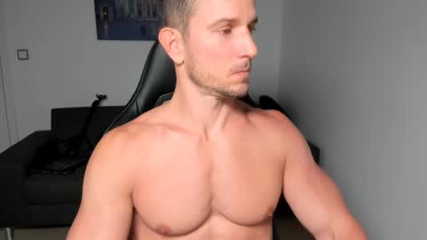 Snapshot of jakubstefano chatting on 12/15/24, 07:57 Muscle beast P online show from 12/15/24, 07:57