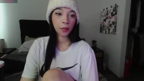 Snapshot of jasmine_019 chatting on 06/29/26, 06:19 J- next transmission december 4 online show from 06/29/26, 06:19