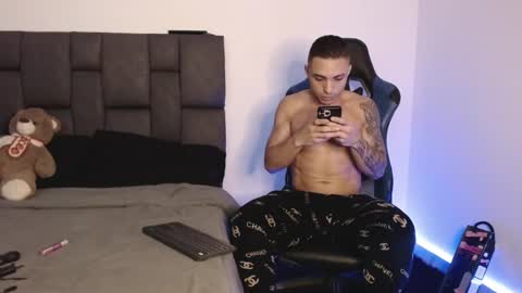 Snapshot of javiercarrera222 chatting on 02/08/25, 06:33 Javier online show from 02/08/25, 06:33