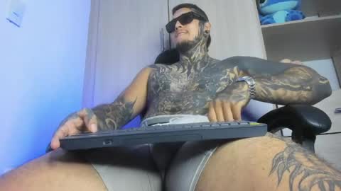Snapshot of jaxxon22cm chatting on 04/27/26, 08:40 Michael independient model online show from 04/27/26, 08:40