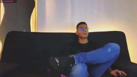 Snapshot of jaybrown_1 chatting on 11/11/25, 03:17 Jay online show from 11/11/25, 03:17