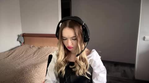 Snapshot of jayooten chatting on 11/13/25, 08:46 Hi Im Mishel 18 years old online show from 11/13/25, 08:46