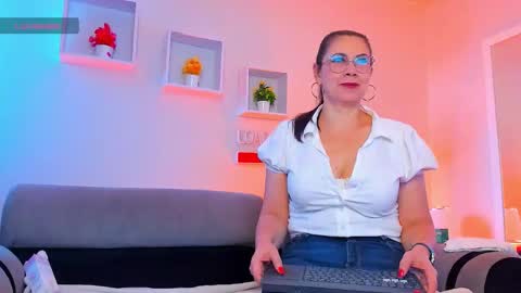 Snapshot of jazmin_steele chatting on 03/19/26, 12:42 Jazmin online show from 03/19/26, 12:42