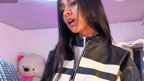 Snapshot of jazmin_tay chatting on 11/23/25, 11:43 Jazmin online show from 11/23/25, 11:43