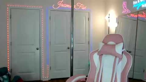Snapshot of jazminefox chatting on 05/13/26, 03:53 Jazmine Fox online show from 05/13/26, 03:53