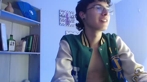 Snapshot of jeam_hot chatting on 12/17/24, 12:34 jeam_hot online show from 12/17/24, 12:34