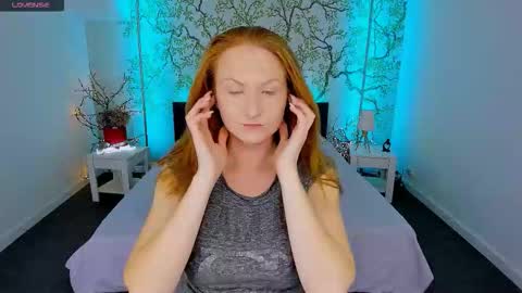 jeanniefox_ online show from 09/11/25, 12:16