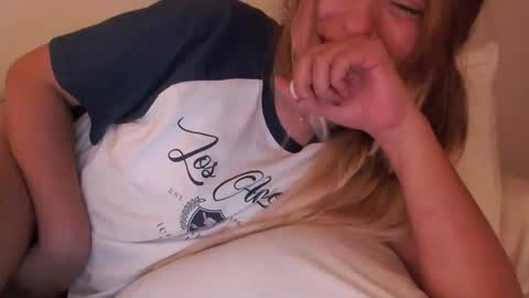 Snapshot of jei_sexysweet chatting on 01/10/25, 04:01 jei online show from 01/10/25, 04:01