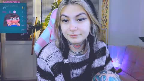 Snapshot of jelyaa chatting on 12/21/24, 01:10 Jelya online show from 12/21/24, 01:10