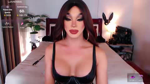 Queen Jenifer online show from 02/25/26, 08:02