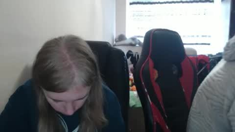 Snapshot of jenisandpeter chatting on 10/31/25, 07:42 JenisAndPeter online show from 10/31/25, 07:42