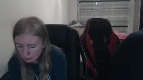 Snapshot of jenisandpeter chatting on 10/31/25, 07:48 JenisAndPeter online show from 10/31/25, 07:48