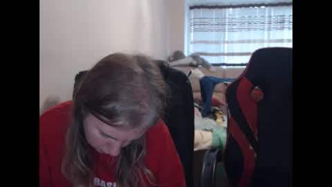 Snapshot of jenisandpeter chatting on 11/19/25, 06:35 JenisAndPeter online show from 11/19/25, 06:35