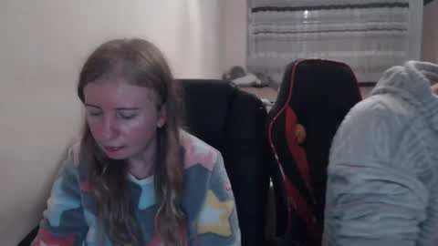 Snapshot of jenisandpeter chatting on 11/21/25, 08:18 JenisAndPeter online show from 11/21/25, 08:18