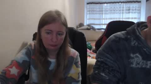 Snapshot of jenisandpeter chatting on 11/26/25, 07:31 JenisAndPeter online show from 11/26/25, 07:31