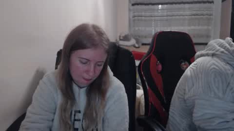 Snapshot of jenisandpeter chatting on 12/14/25, 08:13 JenisAndPeter online show from 12/14/25, 08:13