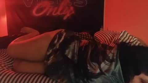 Snapshot of jennabrady chatting on 06/18/26, 10:47 Dragon Queen. Be my Dragon -- and online show from 06/18/26, 10:47