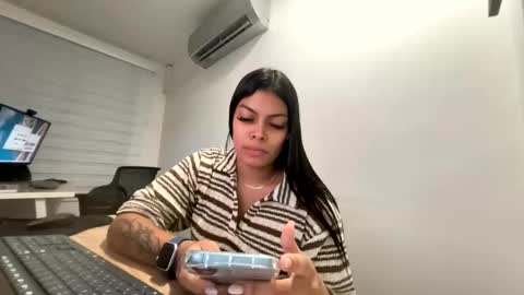 Jenn 3 online show from 10/30/25, 05:42